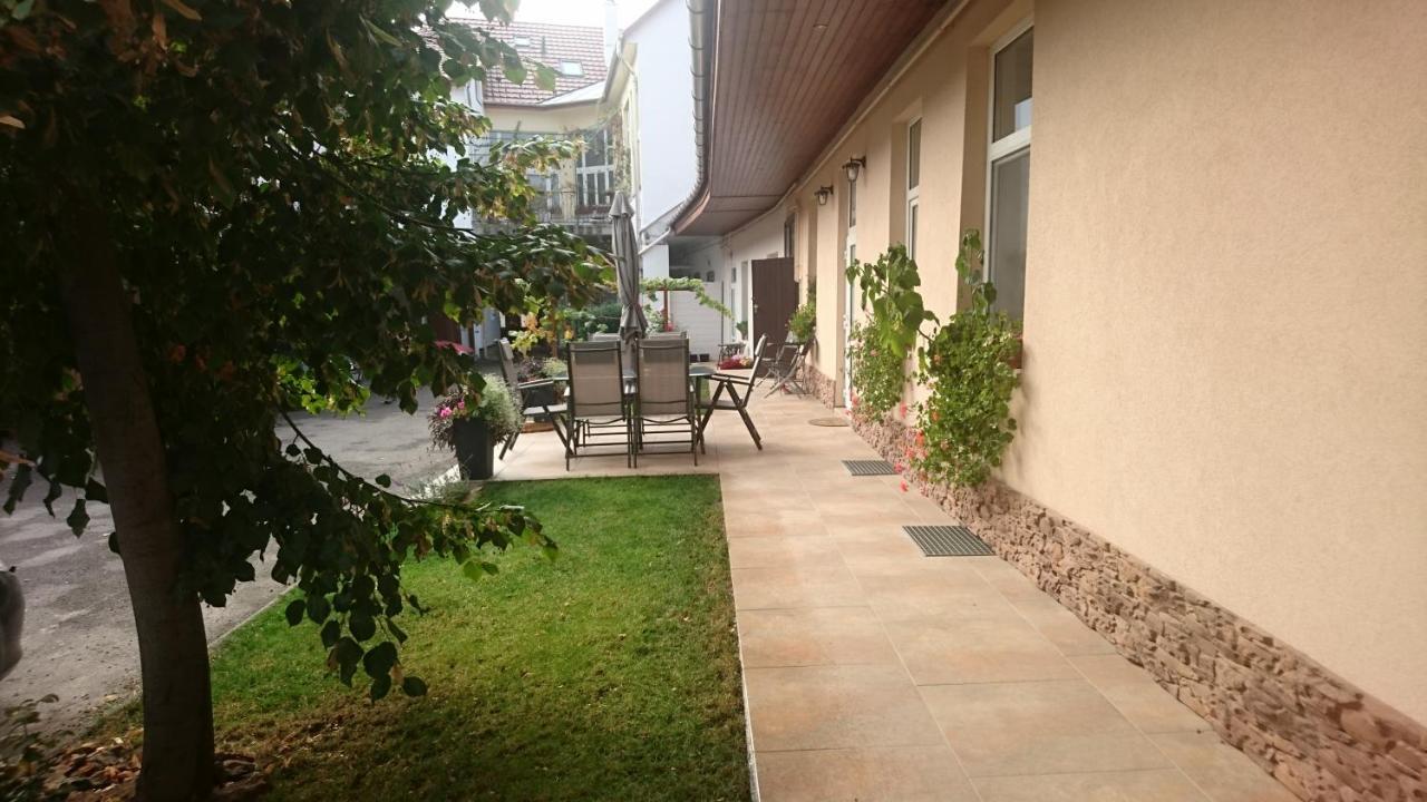 Nobilis Apartman เอ็กเกอร์ ภายนอก รูปภาพ