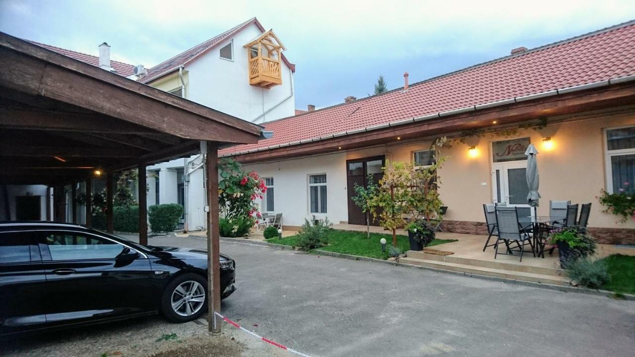 Nobilis Apartman เอ็กเกอร์ ภายนอก รูปภาพ